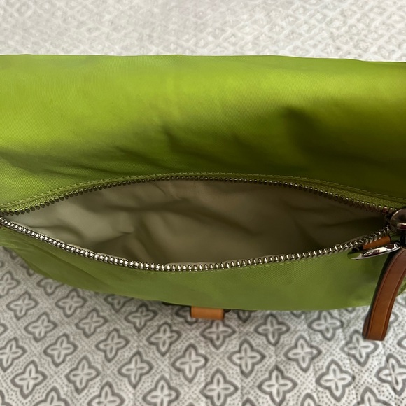 Tumi Crossbody Bag Purse Green Nylon Wide Adjustable Strap Pockets Leather Trim - Picture 8 of 12